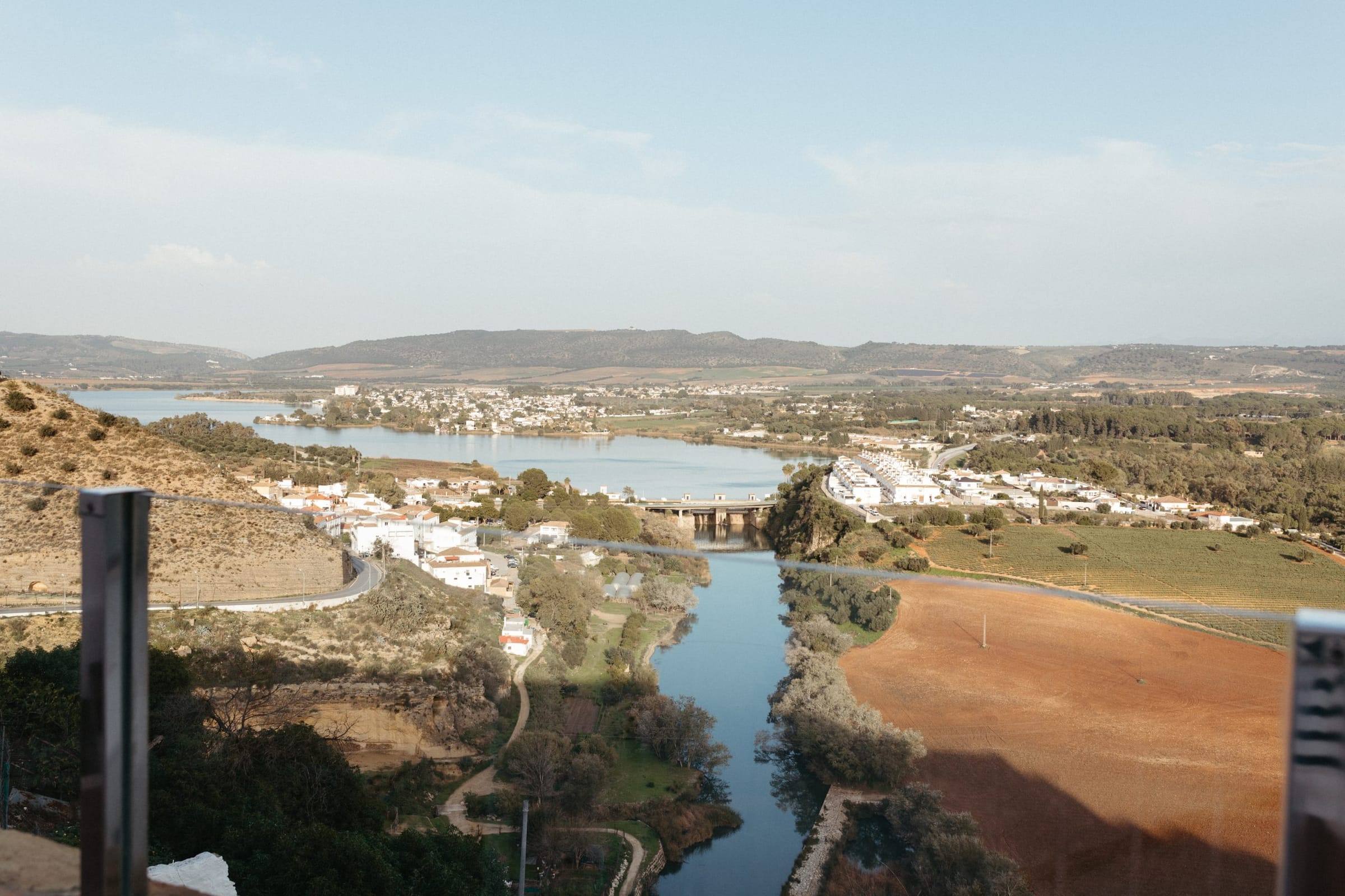Vista panorámica del lago y la campiña de Arcos de la Frontera
